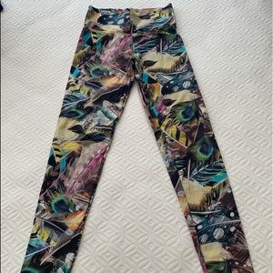 Yoga pants with feather print